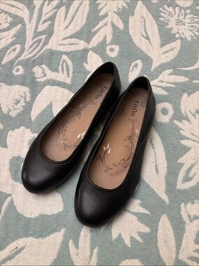 Taos Footwear Black Round-Toe Ballet Flats